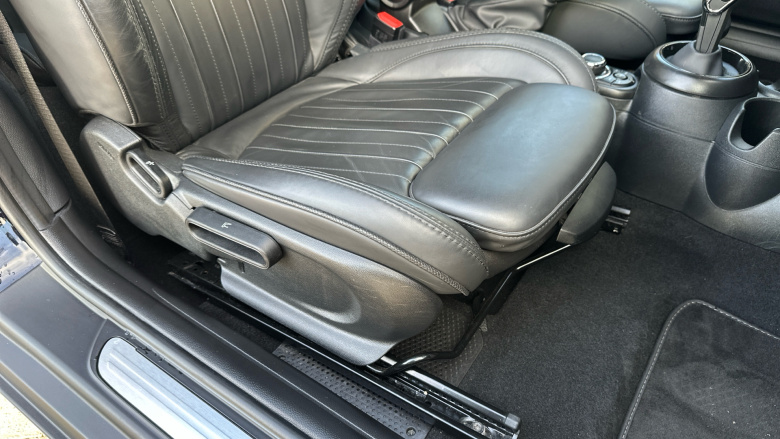 MINI Hatchback 1.5 Cooper Exclusive 3dr Auto Petrol Hatchback